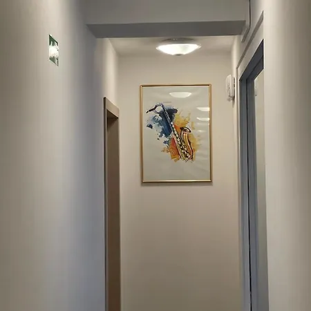 Apartment Sax 3 *
